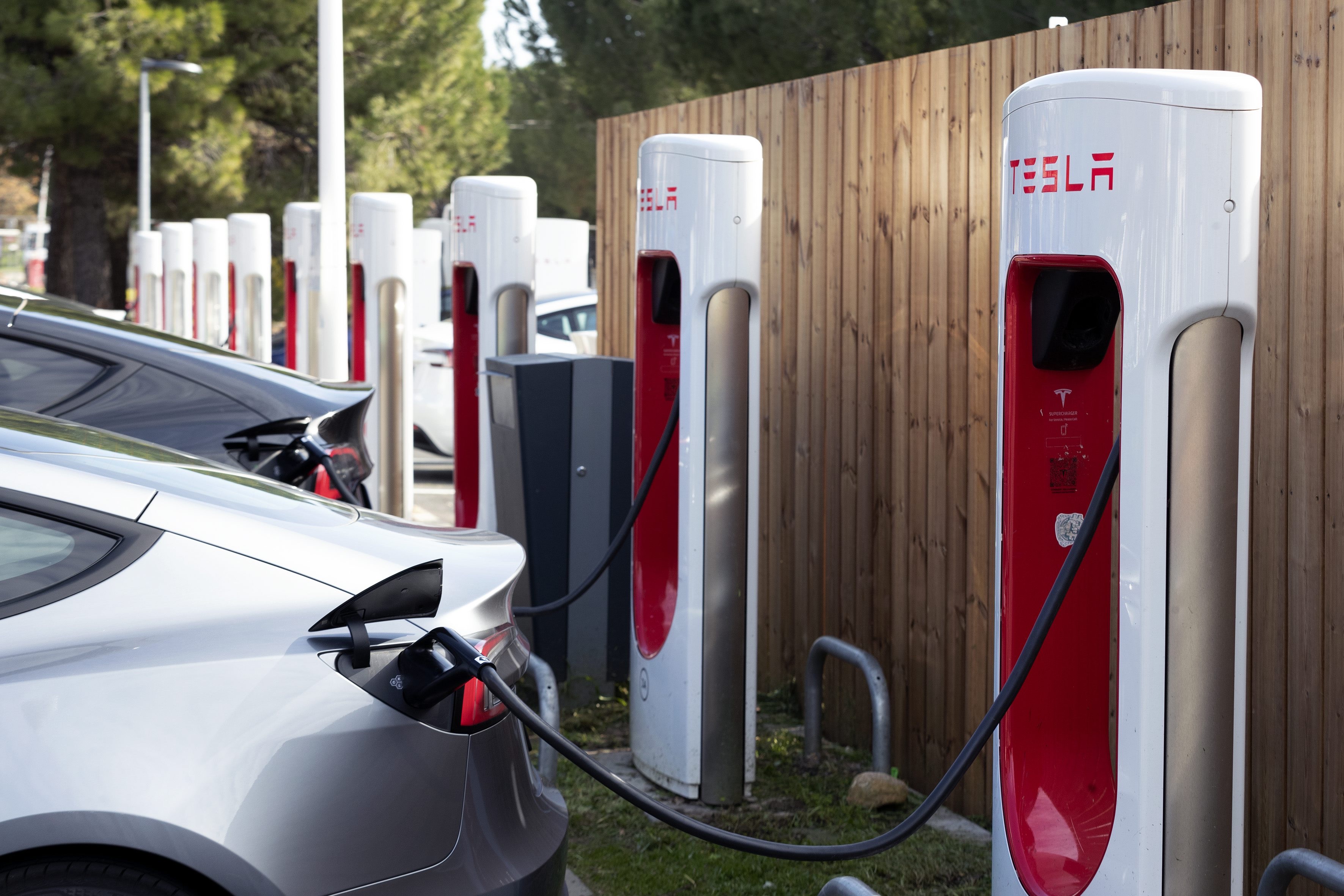 Véhicule électrique en charge